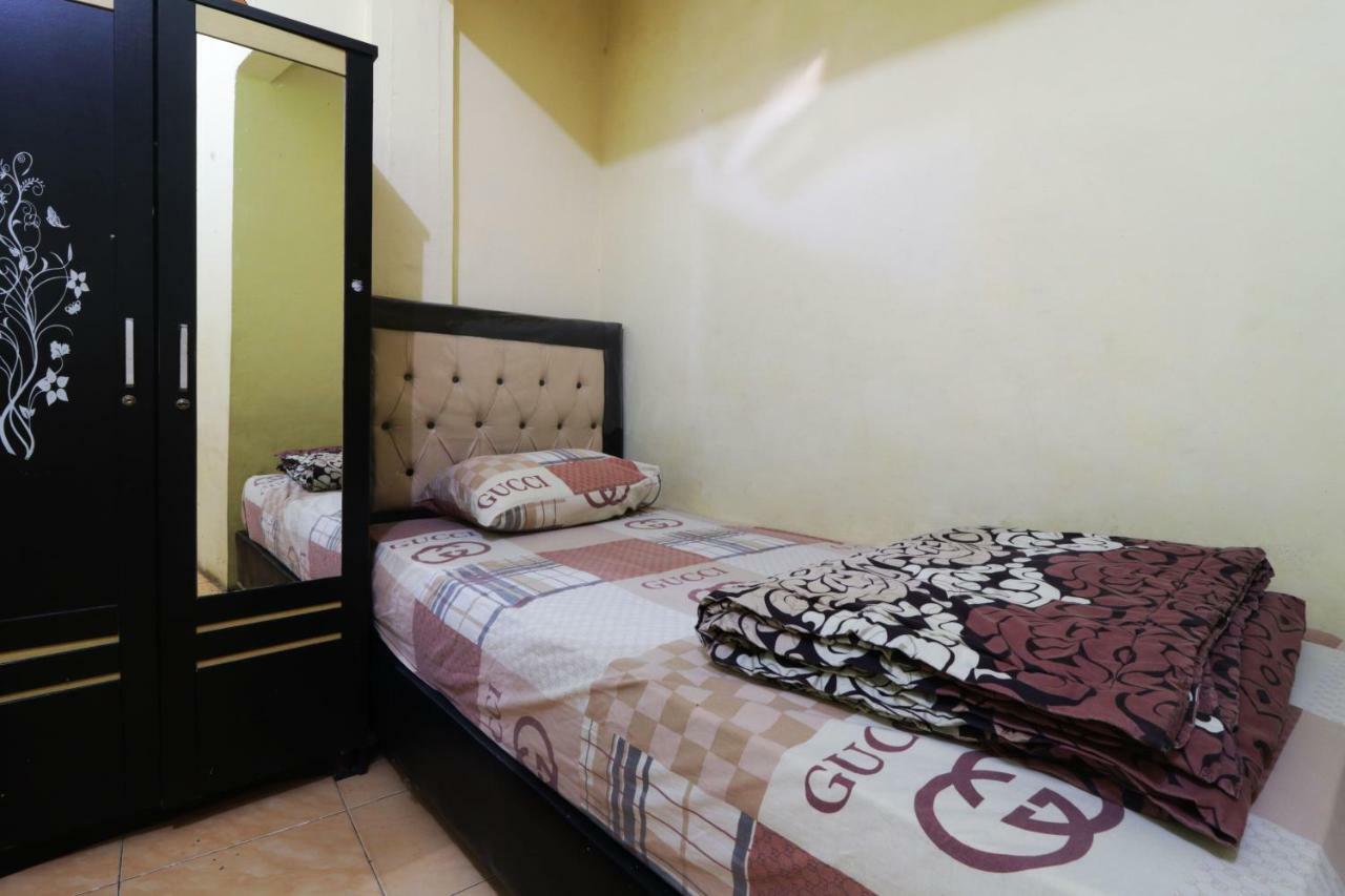 Wisma Yuli Syariah Hotel Медан Екстериор снимка