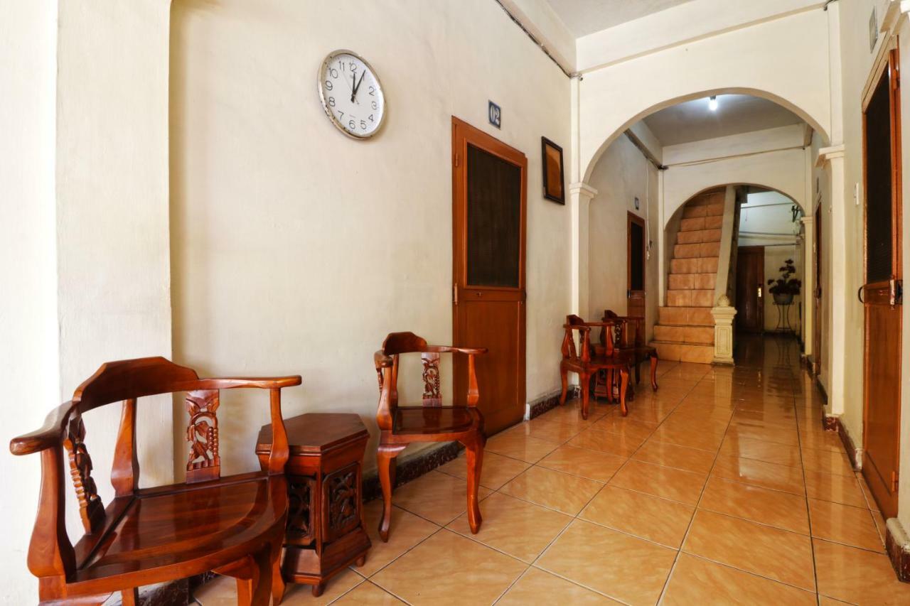 Wisma Yuli Syariah Hotel Медан Екстериор снимка