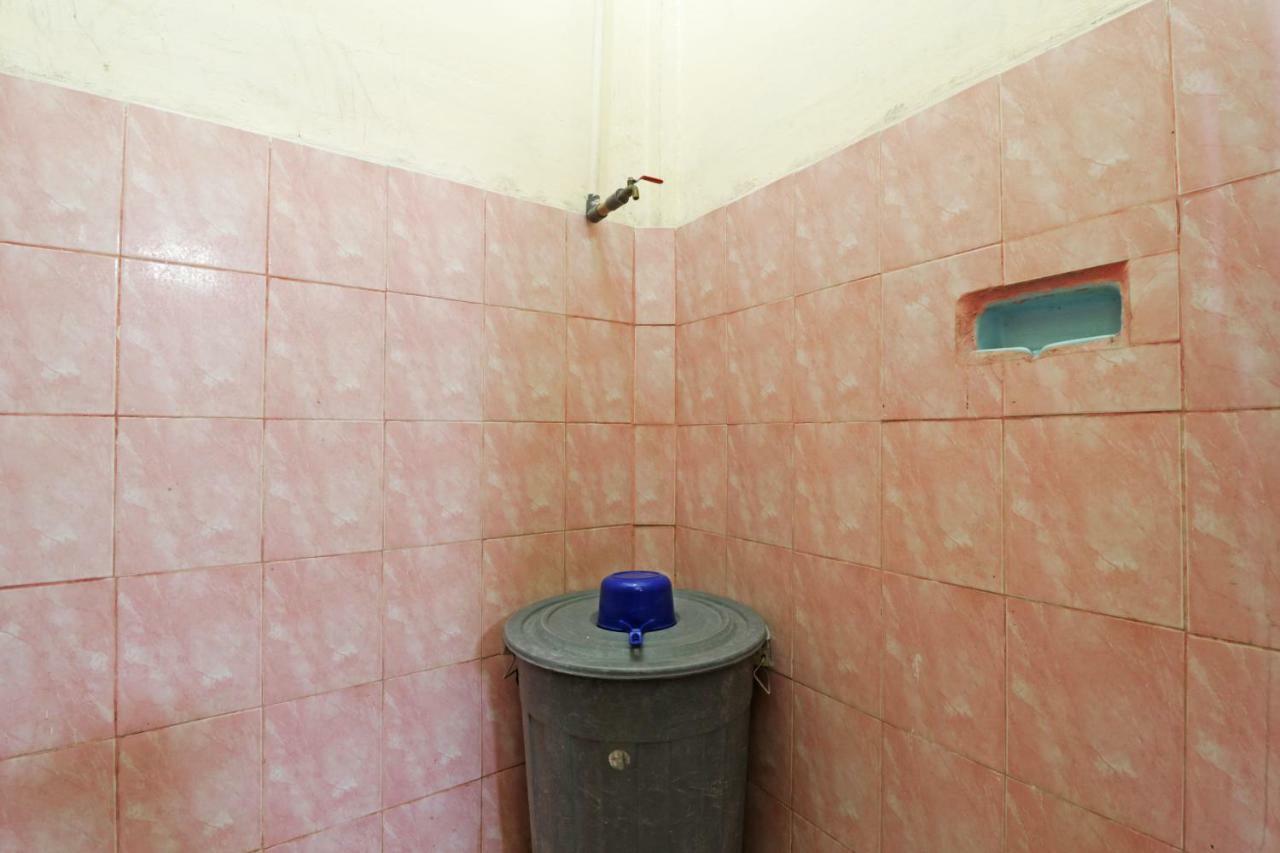 Wisma Yuli Syariah Hotel Медан Екстериор снимка