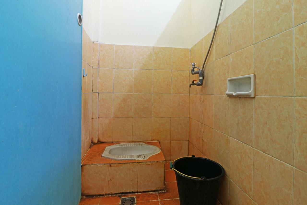 Wisma Yuli Syariah Hotel Медан Екстериор снимка