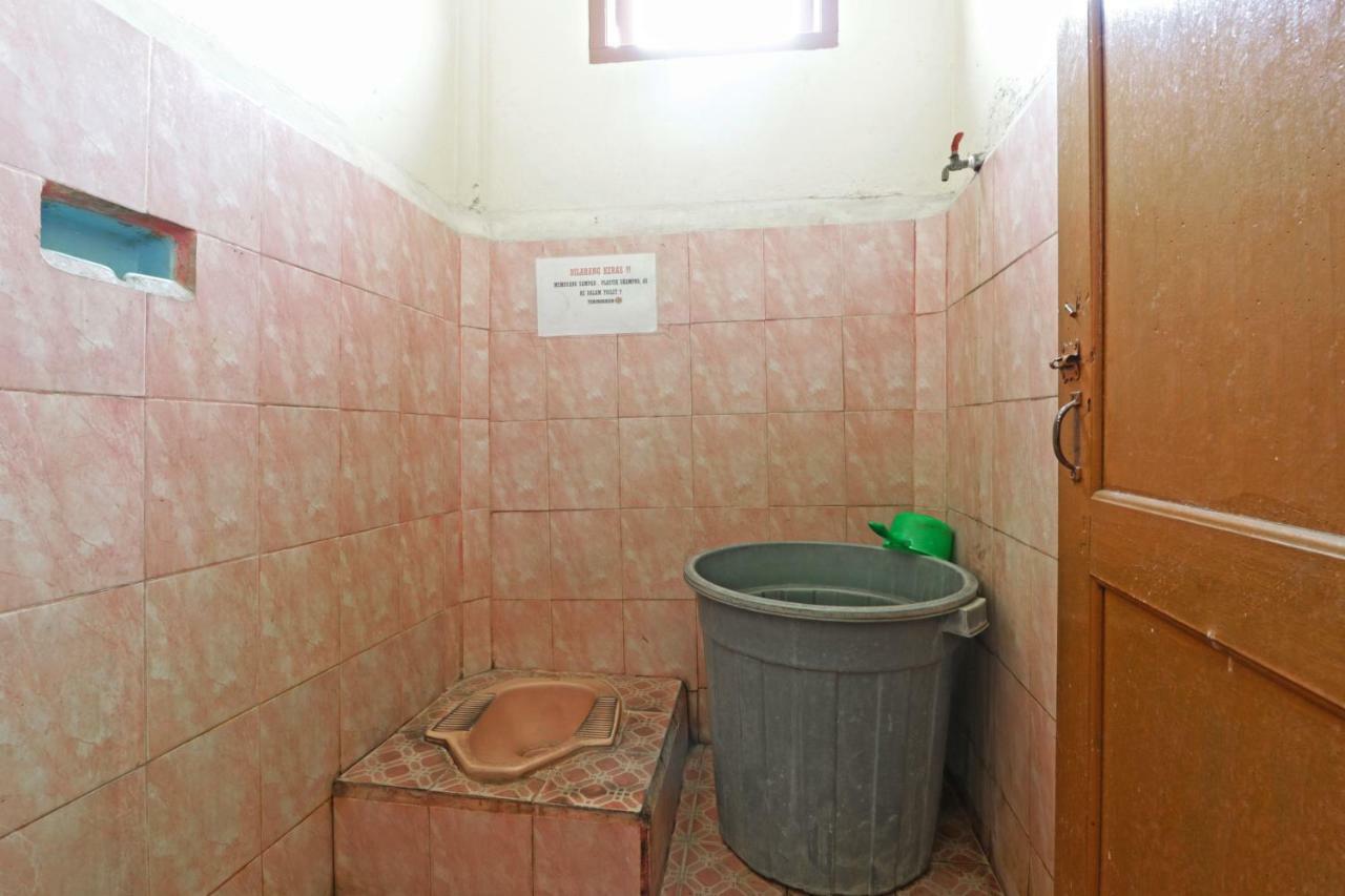 Wisma Yuli Syariah Hotel Медан Екстериор снимка